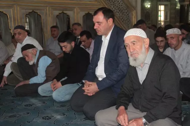 Elazığ'da bayram namazında camiler doldu Elazığ'da bayram namazında camiler doldu