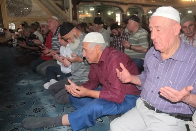 Elazığ'da bayram namazında camiler doldu Elazığ'da bayram namazında camiler doldu