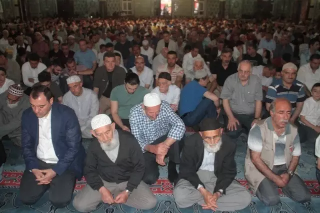 Elazığ'da bayram namazında camiler doldu Elazığ'da bayram namazında camiler doldu