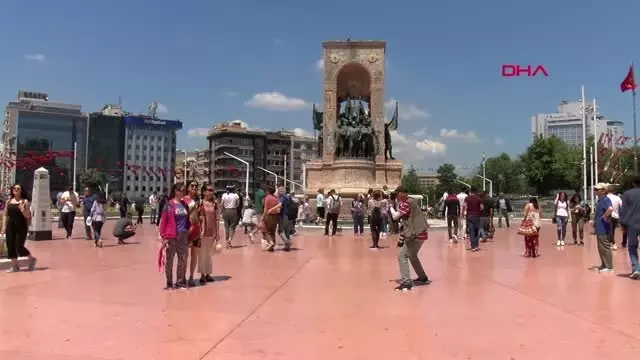 İSTANBUL- İSTİKLAL CADDESİ'NDE BAYRAM YOĞUNLUĞU İSTANBUL- İSTİKLAL CADDESİ'NDE BAYRAM YOĞUNLUĞU