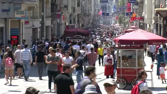 İSTANBUL- İSTİKLAL CADDESİ'NDE BAYRAM YOĞUNLUĞU İSTANBUL- İSTİKLAL CADDESİ'NDE BAYRAM YOĞUNLUĞU