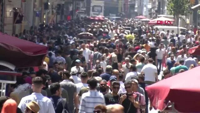 İSTANBUL- İSTİKLAL CADDESİ'NDE BAYRAM YOĞUNLUĞU İSTANBUL- İSTİKLAL CADDESİ'NDE BAYRAM YOĞUNLUĞU