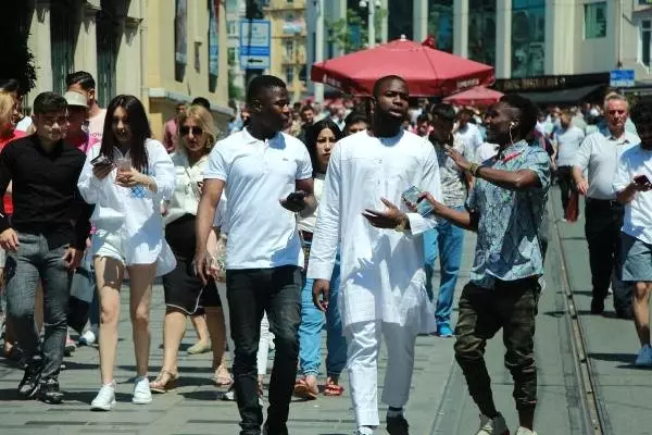 İstiklal Caddesi'nde bayram yoğunluğu İstiklal Caddesi'nde bayram yoğunluğu