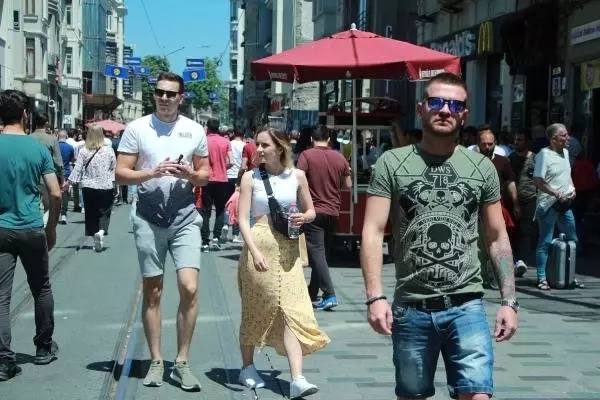 İstiklal Caddesi'nde bayram yoğunluğu İstiklal Caddesi'nde bayram yoğunluğu