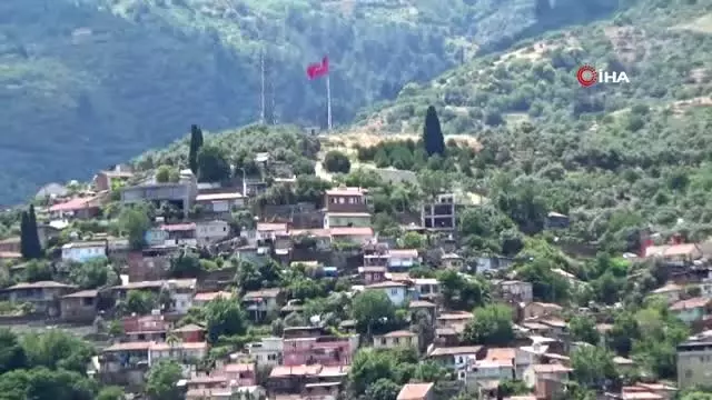 Kaymakam Tanrıseven'den sürücülere ve yolculara çikolata ikramı Kaymakam Tanrıseven'den sürücülere ve yolculara çikolata ikramı