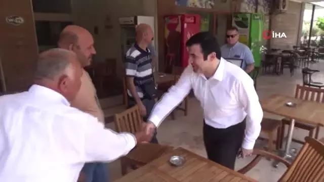 Kaymakam Tanrıseven'den sürücülere ve yolculara çikolata ikramı Kaymakam Tanrıseven'den sürücülere ve yolculara çikolata ikramı