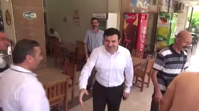 Kaymakam Tanrıseven'den sürücülere ve yolculara çikolata ikramı Kaymakam Tanrıseven'den sürücülere ve yolculara çikolata ikramı