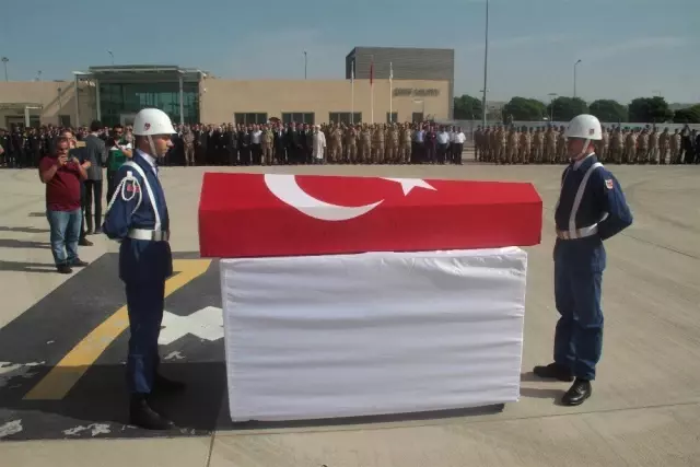 Şehit Uzman Onbaşının naaşı memleketine uğurlandı Şehit Uzman Onbaşının naaşı memleketine uğurlandı