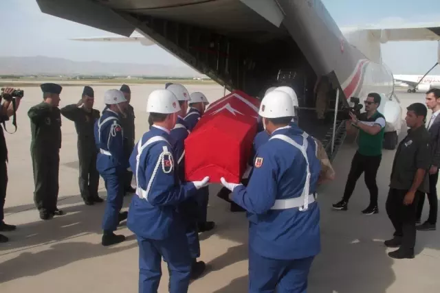 Şehit Uzman Onbaşının naaşı memleketine uğurlandı Şehit Uzman Onbaşının naaşı memleketine uğurlandı