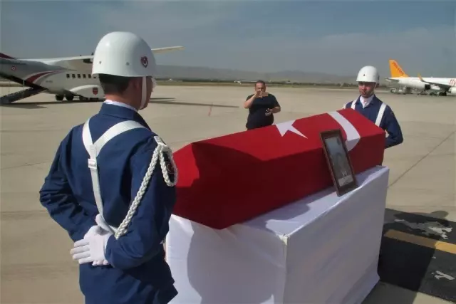 Şehit Uzman Onbaşının naaşı memleketine uğurlandı Şehit Uzman Onbaşının naaşı memleketine uğurlandı
