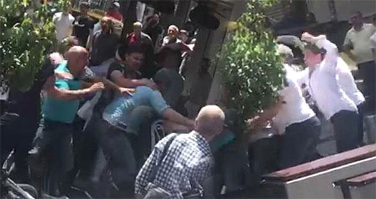 Seyyar satıcıların zabıta memuruna saldırısı kamerada
