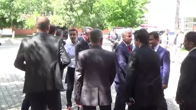 Vali Gündüzöz: 'Dağlarda 650'den az terörist kaldı' Vali Gündüzöz: 'Dağlarda 650'den az terörist kaldı'