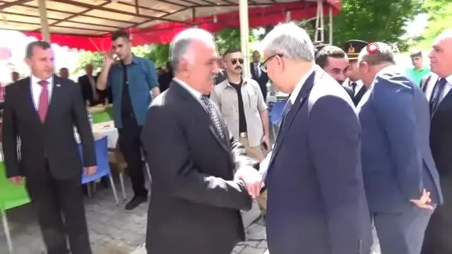 Vali Gündüzöz: 'Terör örgütü bu yıl bitecek. Teröristleri böcek gibi ezeceğiz' Vali Gündüzöz: 'Terör örgütü bu yıl bitecek. Teröristleri böcek gibi ezeceğiz'