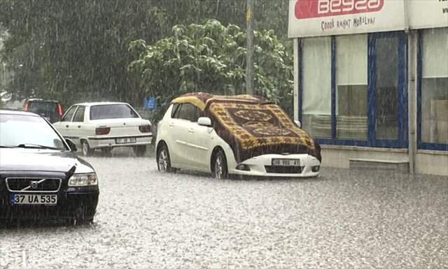 12 saattir aralıksız yağan dolu paniğe yol açtı, vatandaşlar araçlarını halıyla korudu