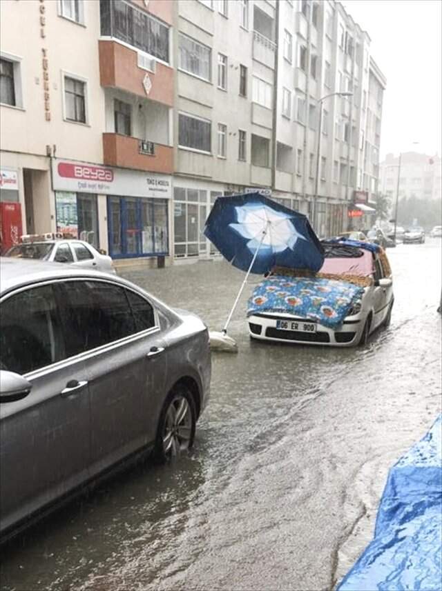 12 saattir aralıksız yağan dolu paniğe yol açtı, vatandaşlar araçlarını halıyla korudu