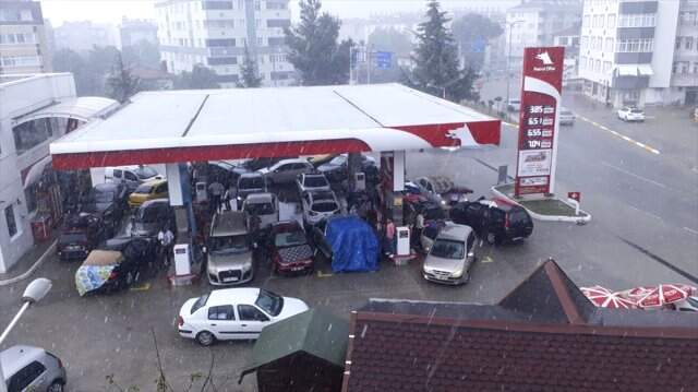 12 saattir aralıksız yağan dolu paniğe yol açtı, vatandaşlar araçlarını halıyla korudu