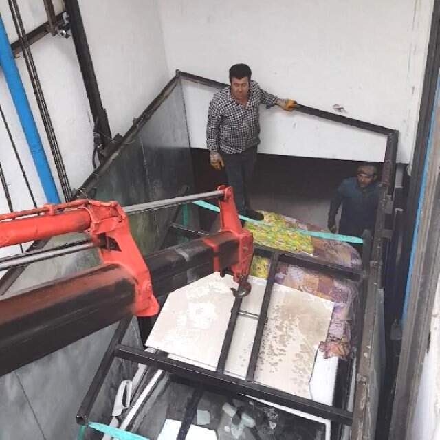 Araç asansöründe kalan otomobilini 3 yıl sonra çıkardı