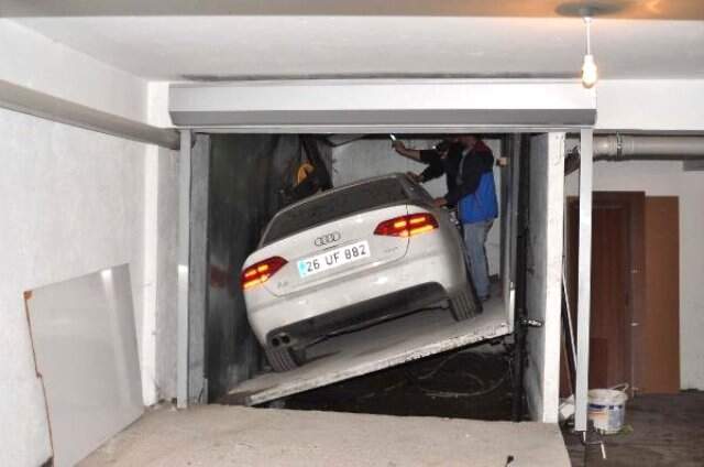 Araç asansöründe kalan otomobilini 3 yıl sonra çıkardı