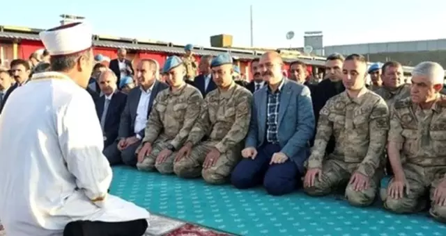 Bakan Süleyman Soylu, sosyal medyada gündem olan namaz videosuna açıklık getirdi! Bakan Süleyman Soylu, sosyal medyada gündem olan namaz videosuna açıklık getirdi!