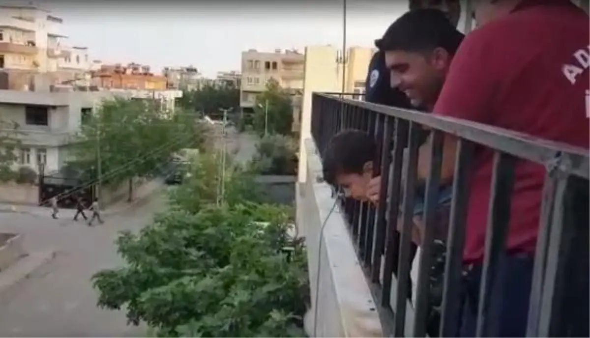 Balkon demirinin korkuluklarına başı sıkışan çocuk kurtarıldı