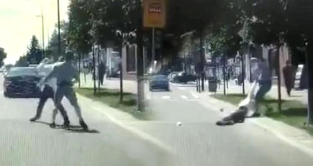 Bayılttığı adamı araba çarpmasın diye kenara çekti