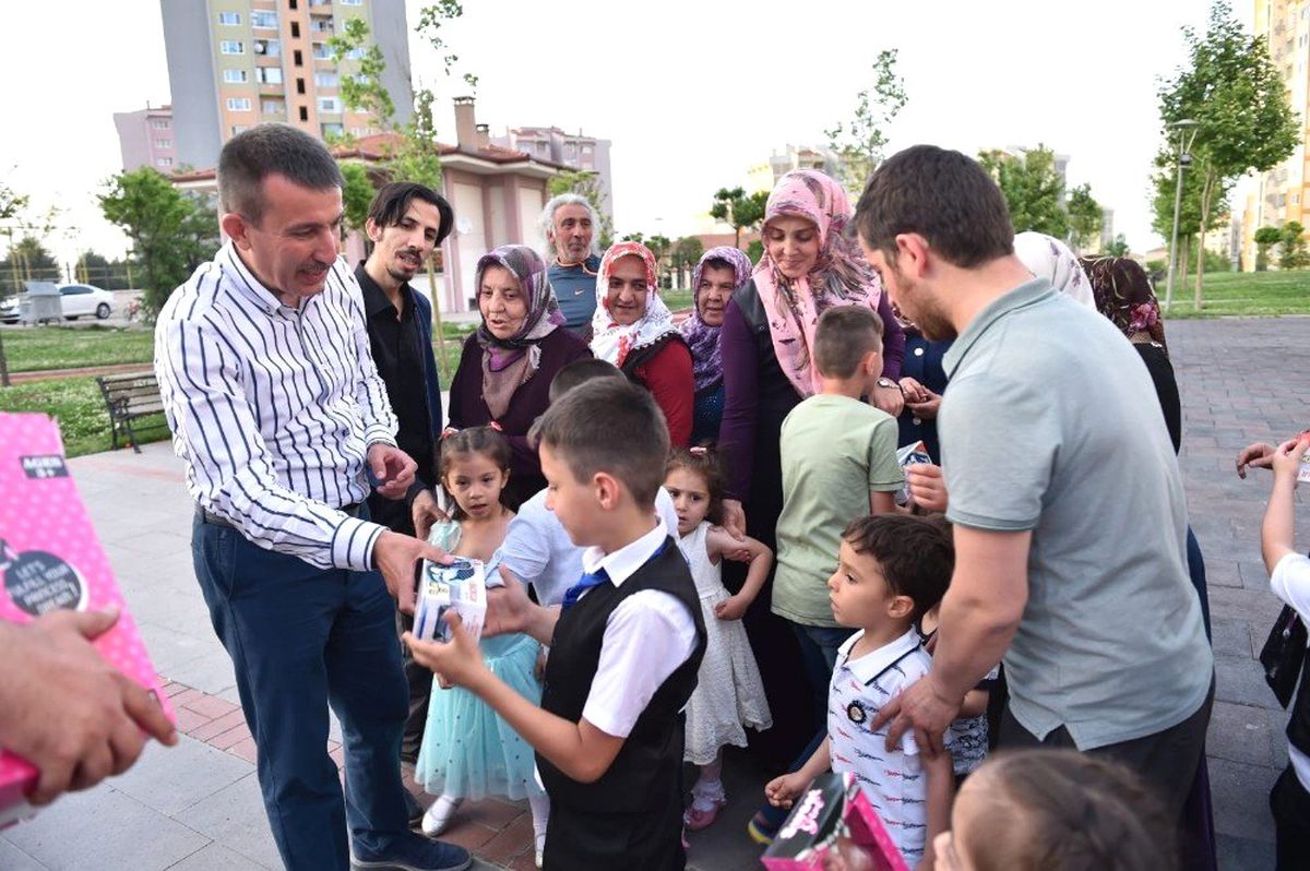 Bayramda çocuklara Başkan Balcı'dan oyuncak