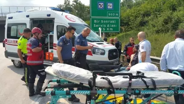 Hafif ticari araç TIR'a çarptı: 3 yaralı Hafif ticari araç TIR'a çarptı: 3 yaralı
