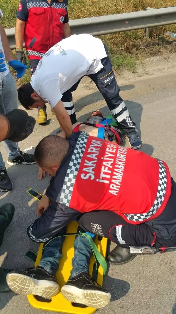 Hafif ticari araç TIR'a çarptı: 3 yaralı Hafif ticari araç TIR'a çarptı: 3 yaralı
