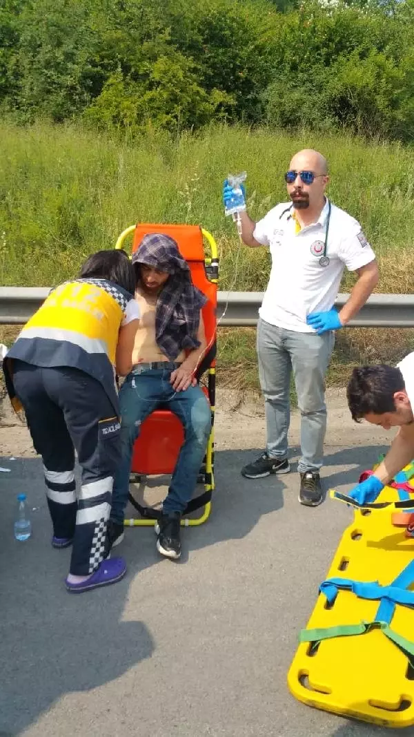 Hafif ticari araç TIR'a çarptı: 3 yaralı Hafif ticari araç TIR'a çarptı: 3 yaralı