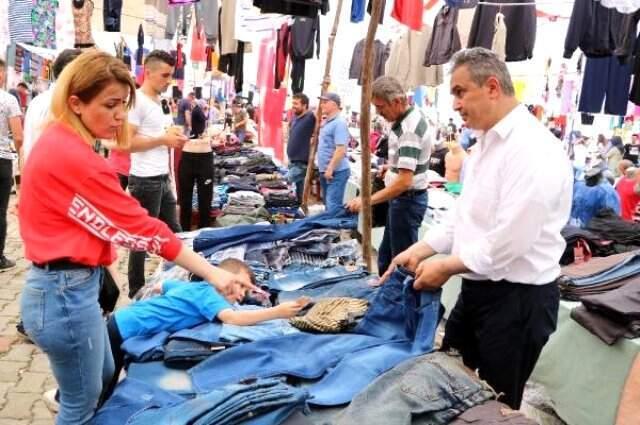 Hafta içi belediye başkanı, hafta sonu pazarcı