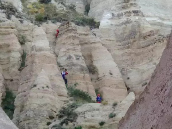 Kapadokya'da kayalıklarda mahsur kalan Fransız turist kurtarıldı