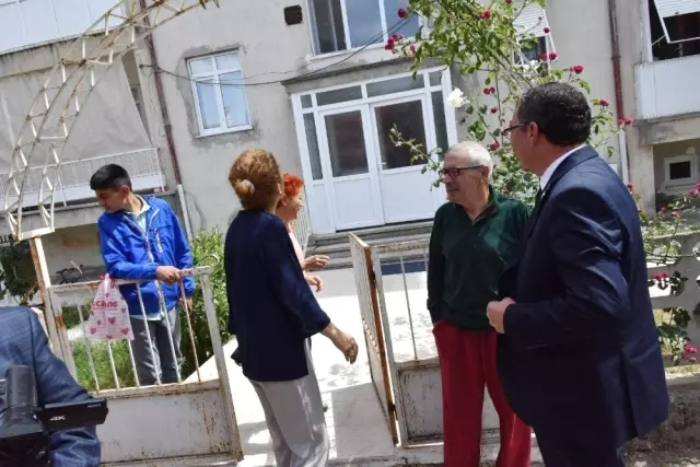 Kilitli kapı için itfaiyeyi beklerken karşılarında belediye başkanını buldular