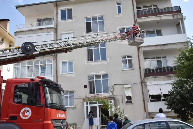Kilitli kapı için itfaiyeyi beklerken karşılarında belediye başkanını buldular
