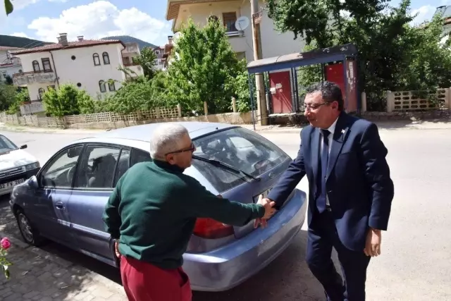 Kilitli kapı için itfaiyeyi beklerken karşılarında belediye başkanını buldular