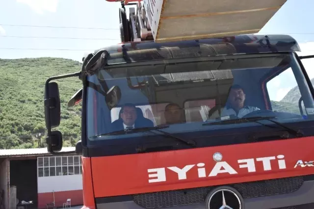 Kilitli kapı için itfaiyeyi beklerken karşılarında belediye başkanını buldular