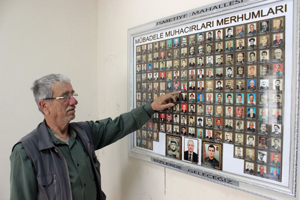 Köy konağındaki panoyu gören şaşırıyor! Fotoğrafları ev ev dolaşıp topladı