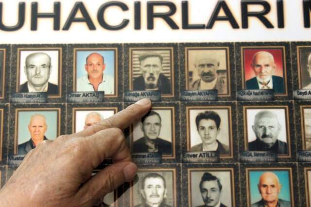 Köy konağındaki panoyu gören şaşırıyor! Fotoğrafları ev ev dolaşıp topladı