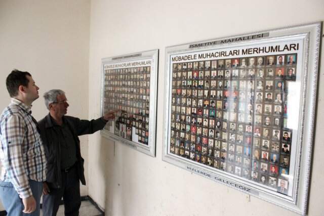 Köy konağındaki panoyu gören şaşırıyor! Fotoğrafları ev ev dolaşıp topladı