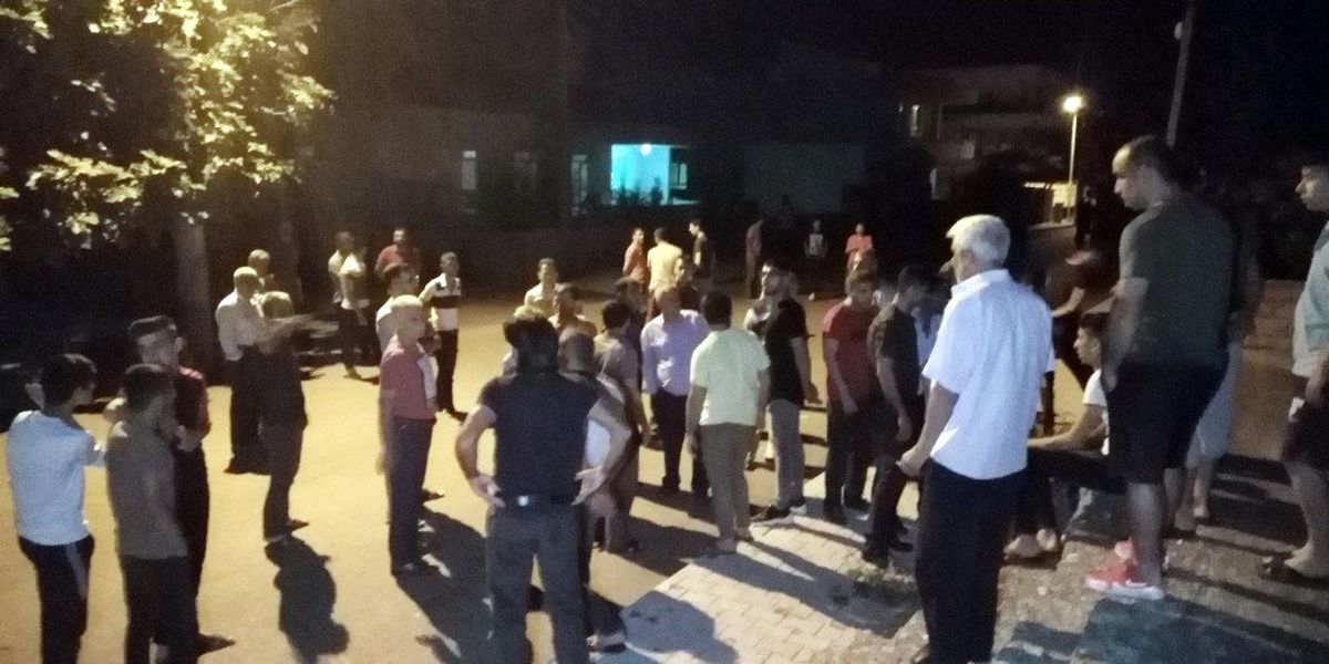 Mahalle sakinleri hırsızlık yaparken yakalanan zanlıya meydan dayağı attı
