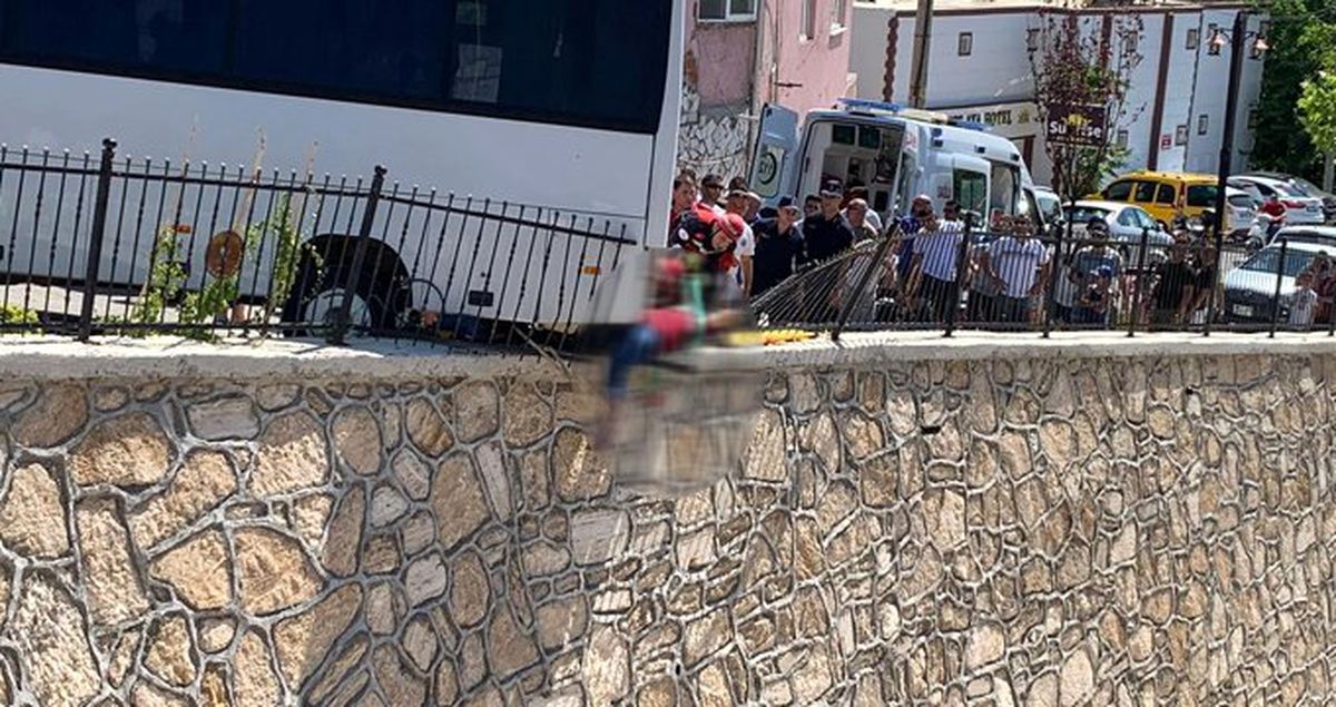 Otobüsün çarptığı adam bariyerlerde sıkıştı