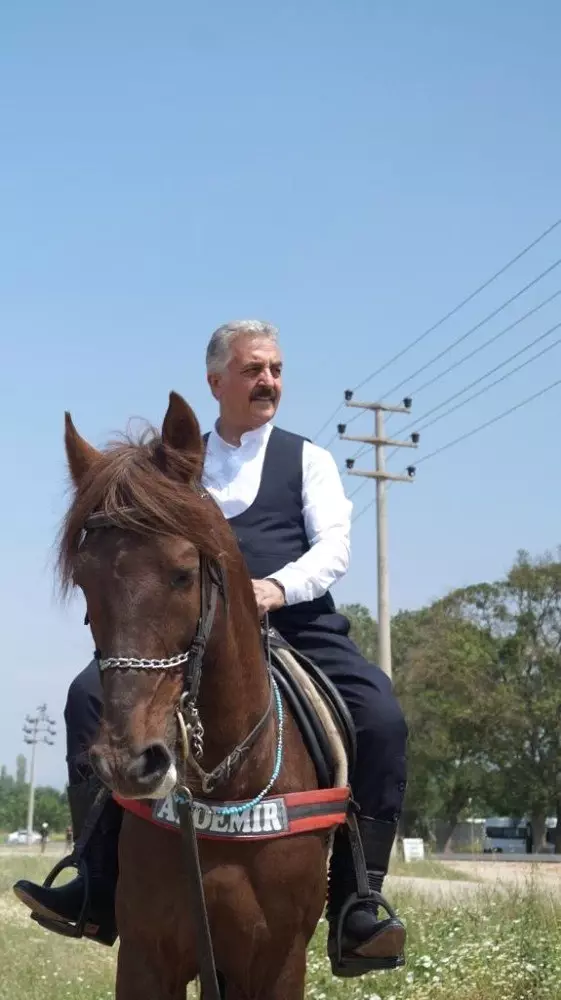 Siyasetin stresini güvercin ve atla atıyor Siyasetin stresini güvercin ve atla atıyor
