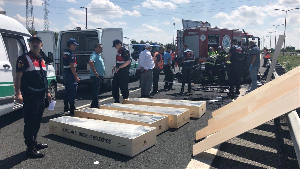 Tekirdağ'daki kazadan feci görüntüler! 5 tabut yürek dağladı