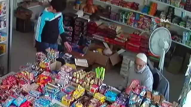 Alışveriş bahanesiyle markete giren şahıs masadaki telefonu böyle çaldı
