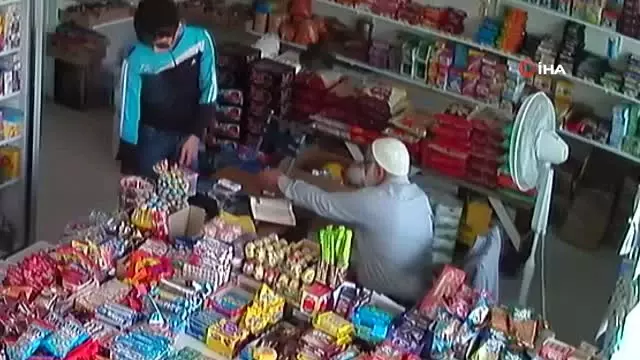 Alışveriş bahanesiyle markete giren şahıs masadaki telefonu böyle çaldı