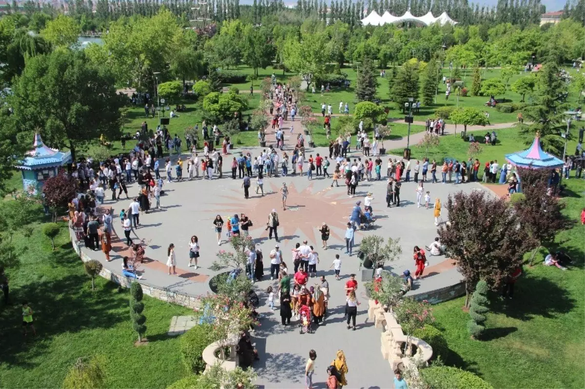 Bayram tatilinde Bodrum'u, Çeşme'yi bırakıp Eskişehir'e geldiler