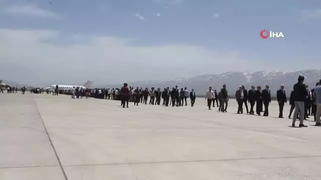 Binali Yıldırım'a havalimanında 1 saat 8 dakika süren uğurlama