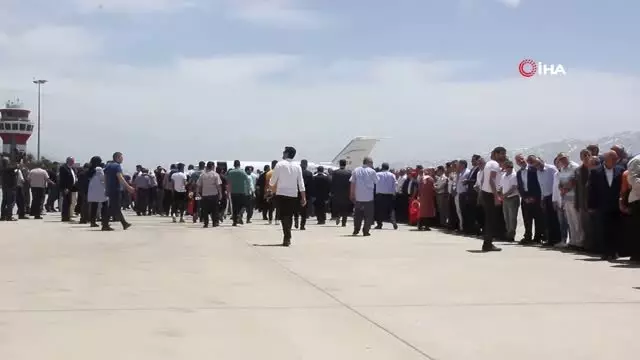 Binali Yıldırım'a havalimanında 1 saat 8 dakika süren uğurlama