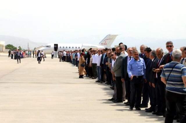 Binali Yıldırım'ın tokalaşması 1 saat 8 dakika sürdü