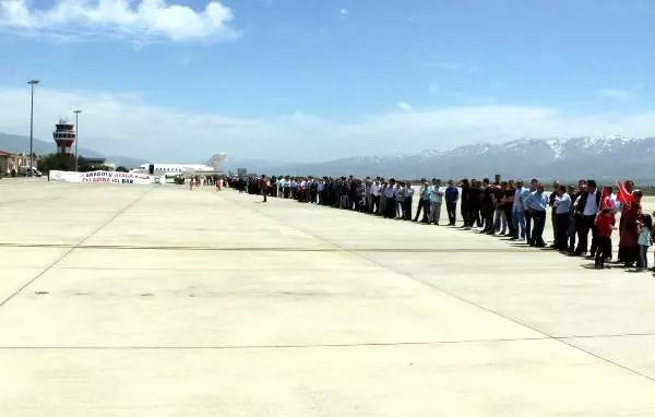 Binali Yıldırım'ın tokalaşması 1 saat 8 dakika sürdü