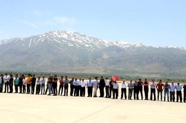 Binali Yıldırım'ın tokalaşması 1 saat 8 dakika sürdü